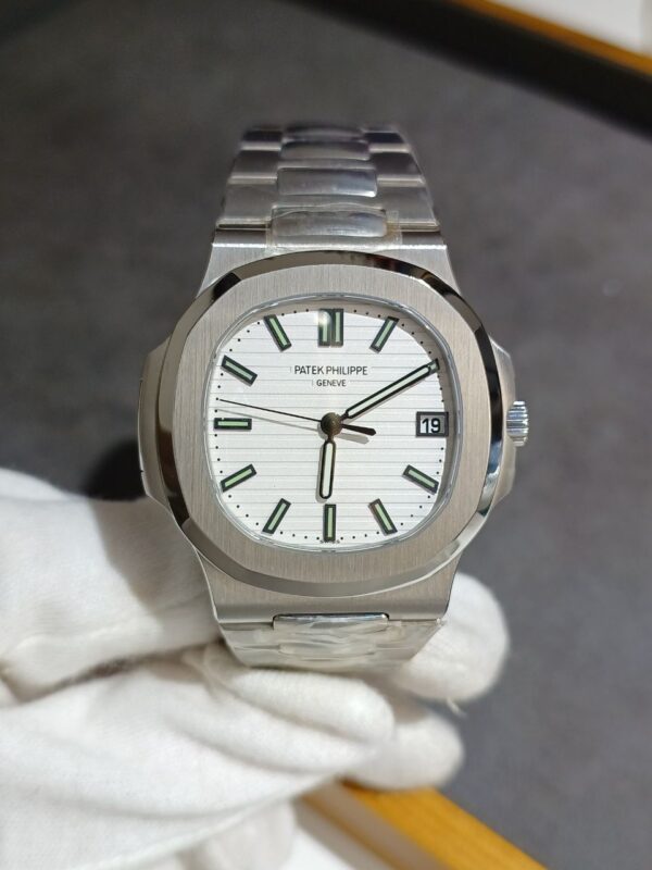 Patek Nautilus, pf 40mm, caixa de aço, mostrador branco, bracelete metal , cal.MT9015