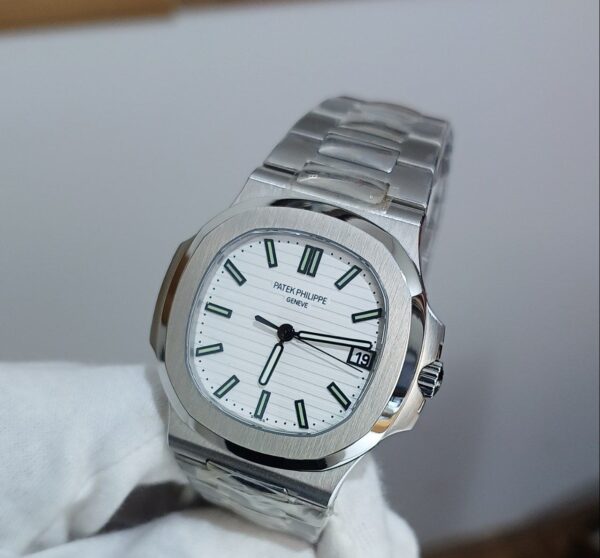 Patek Nautilus, pf 40mm, caixa de aço, mostrador branco, bracelete metal , cal.MT9015